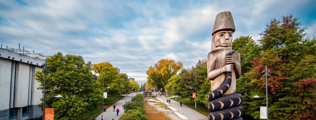 sʔi:ɬqəy̓ qeqən (double-headed serpent post) by Musqueam artist Brent Sparrow