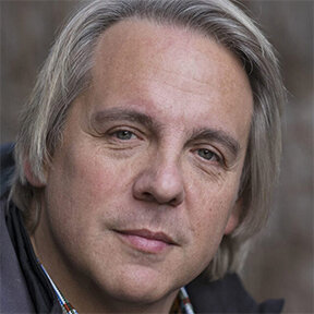 A headshot of Drew Hayden Taylor